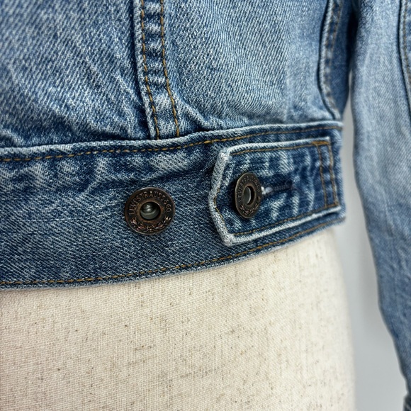 Levi’s Women’s Cropped Denim Distressed Jacket, GUC - Picture 5 of 10